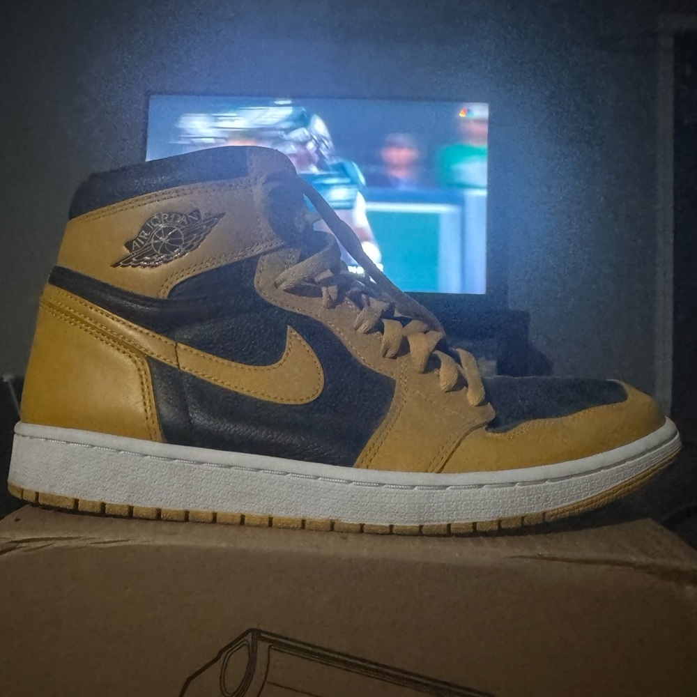 Jordan Men's Black and Gold Athletic Shoes